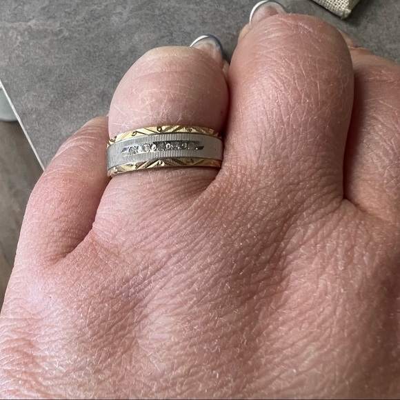 Men’s 10KT gold 2 tone wedding band with diamonds SZ 9 - Picture 3 of 6